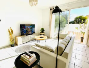 Bright home, private outdoor space• 10 min beaches - Image 5