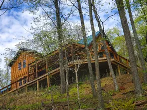 Potomac Cabin: Riverfront, 7 acres, sleeps 14, hot tub, Starlink - Image 3