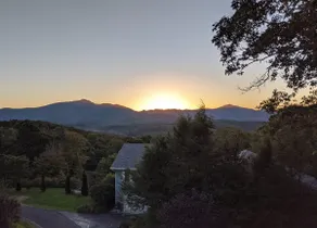 Big Views, Hot Tub, Dog Friendly, 5min to BR - Image 5