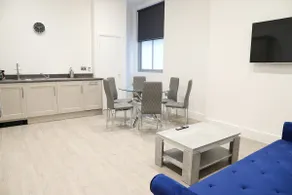 16 Queen Deluxe 2 bedroom apartment w parking - Image 2