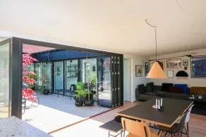 Moderne arkitekt-tegnet atrium hus - Image 3