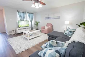 Cozy Rustic farmhouse, KING bed FREE Wi-Fi parking - Image 4