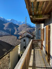 House surrounded by greenery in the heart of Calezzo - Image 5
