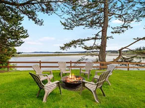 Beautiful Waterfront Home, sleeps 4 - Image 2