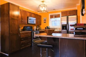 Cozy Modern Downtown Row-House - Image 5
