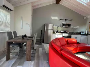 Bright High Ceiling Bachelor near LAX/Beaches/Sofi - Image 3