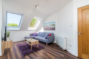 Beautiful Flat Town Centre 55 inch Smart TV + Netflix - Image 2