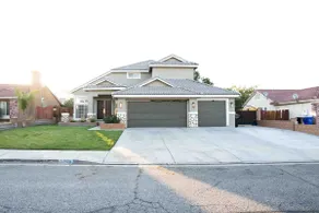 Victorville home with a mesmerizing backyard - Image 2