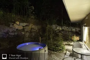 Private suite with hot tub facing Gatineau Park - Image 2