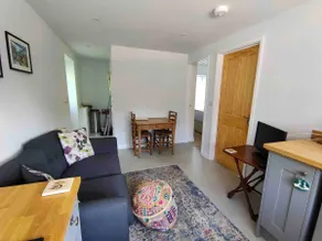 Lovely 1 bedroom unit with private parking. - Image 3