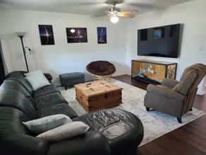 Private Retreat with Pool, Walk to River - Image 3