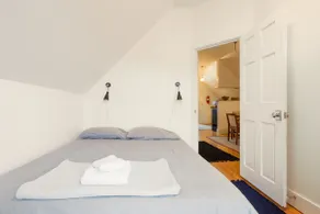 Sunny 3-Bedroom Apartment with Park and Lake View - Image 5