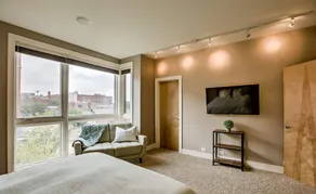 Luxury Downtown Townhouse with parking - Image 5