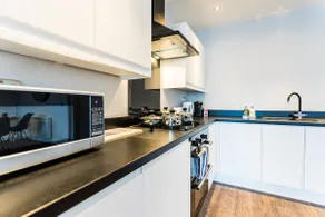 Wiltshire Suite - Luxury Serviced Flat in Old Town with secure parking - Image 5
