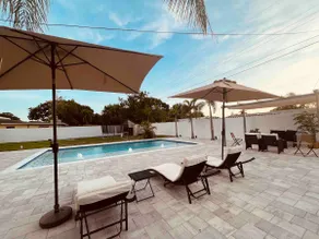 Ila's Beach House Heated Salt Pool Near IMG - Image 2