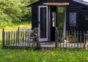 The Old Apple Shed cosy heated cottage in a meadow close to the charming village of Bethersden - Image 2