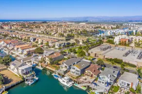 Stunning, upscale waterfront house in Oxnard, California - Image 5