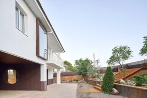 Designer house in a unique natural setting - Image 4