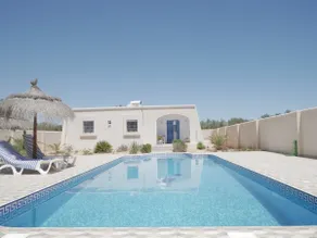 DAR ELYAS CHALET CON GRAN PISCINA PRIVADA sin frente CERCA DEL MAR! - Image 4