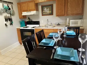 Clean Urban retreat in central downtown location - Image 4