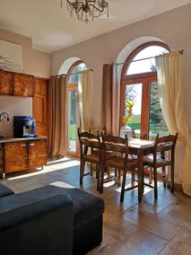 Apartment with garden access - Image 4