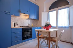 A pied-à-terre in the city center - Image 3