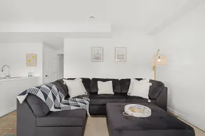Modern & Cozy Entire 1 Bedroom Walkout Suite - Image 3
