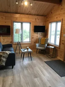 Cozy log cabin nestled between Prospect & Shad Bay - Image 3