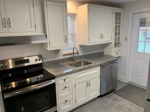 Spacious 3 Bedroom in a Convenient Location - Image 4