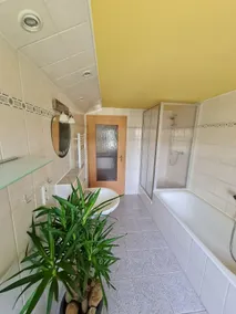 Beautiful 3-room apartment with 2 bedrooms, 1 living room, large kitchen and bathroom with tub and shower. Free parking on the premises. - Image 4