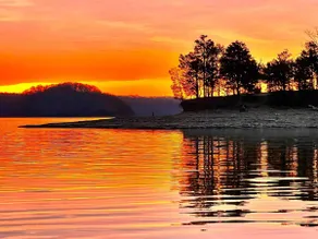 Riverfront Retreat Near Dale Hollow Lake Sleeps 8 - Image 4