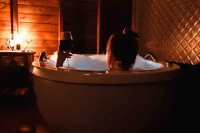 Lagoon Cottage Hot tub and lagoon view - Image 3