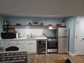 Two bedroom urban oasis with off street parking - Image 3
