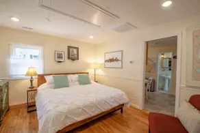 Calico Cottage Guest House, king bed, free parking - Image 4