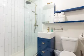 Whole Flat in Private Club. Walk to L, Dining & Shows - Image 3