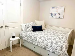 Private 1-bedroom Cedar Cottage suite with patio - Image 3