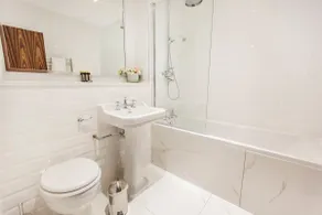 Beautiful 2-bed Apartment in Milton Keynes - Image 5