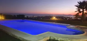Incroyable villa de deux chambres e vue imprenable, Surplombant la ville d'Estepona et la mer - Image 3
