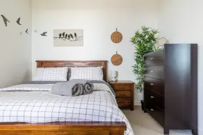 Modern 1 Bedroom in Tranquil Parklands - Image 3