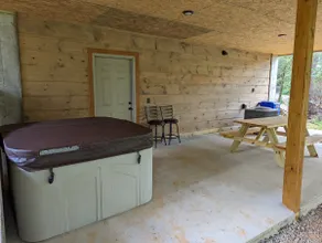 Romantic Cabin for 2, Hot Tub, wifi 10min from BR, hiking and waterfalls near - Image 5