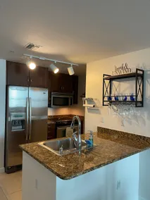 Condo *Luxurious Resort- Style* & garage parking - Image 5