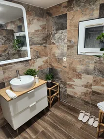 Guest suite with jacuzzi - Image 2