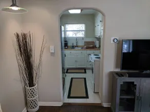 Upscale Urban Chic Apartment - Image 5