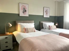 Stylish City Centre Apartment with Park Views - Image 5