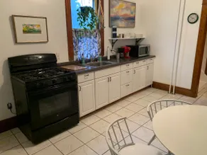 Beautiful Victorian apt. in town center, sleeps 4 - Image 4