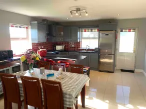 Seascape on the edge of town: 4 beds all ensuite. - Image 2