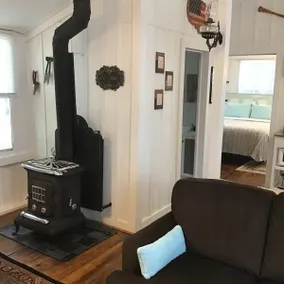 Leona’s Cottage -Uniquely Rustic Comfortably Cozy - Image 2