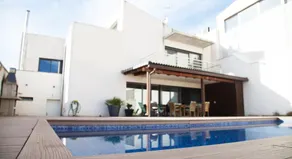 Modern house with private pool and barbecue - Image 2