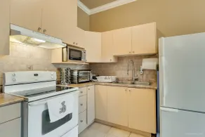 Modern 3 bdrm private suite near skytrain - Image 4