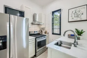 Modern 1 bed 1.5 bath with yard in Hyde Park - Image 4